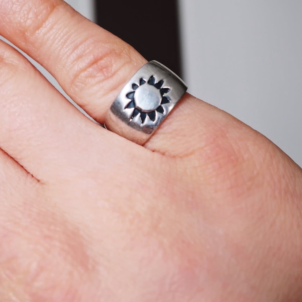 Sterling Silver Sunburst Band Ring - Silver - Size 4-4.5 - Picture 4 of 4
